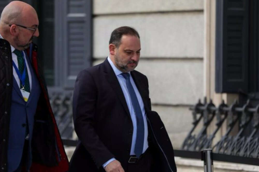 El exministro de Transportes, José Luis Ábalos, junto a su exasesor Koldo García, investigado por una supuestas 'mordidas' en la compra de mascarillas / Europa Press