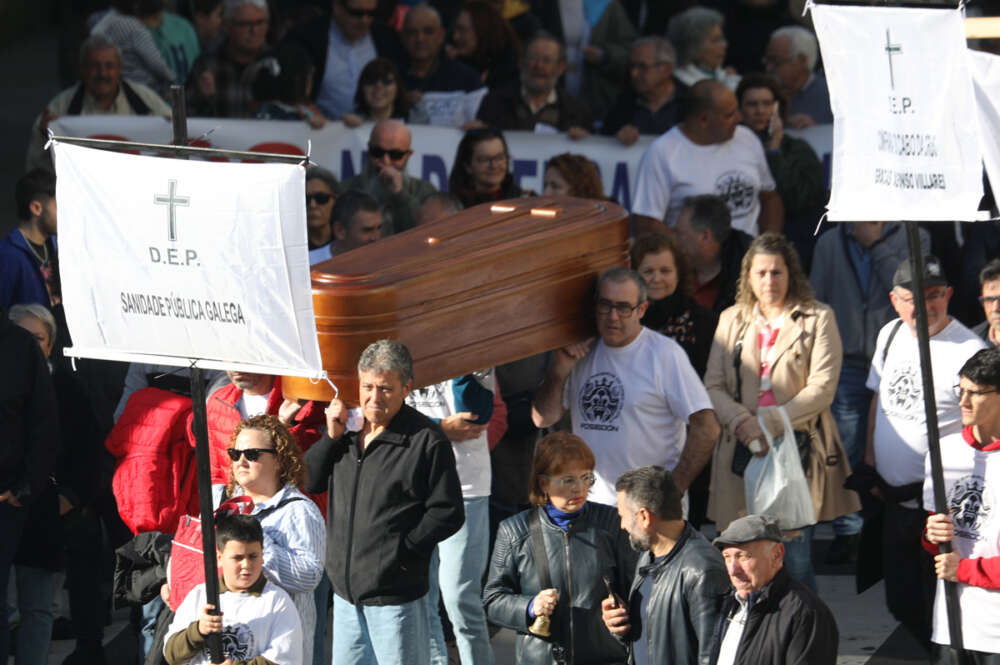 Varios miles de personas han secundado las protestas convocadas por la plataforma SOS Sanidade Pública en Santiago de Compostela. EFE/Xoan Rey