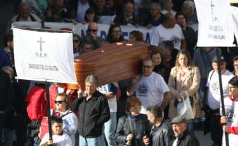 Varios miles de personas han secundado las protestas convocadas por la plataforma SOS Sanidade Pública en Santiago de Compostela. EFE/Xoan Rey