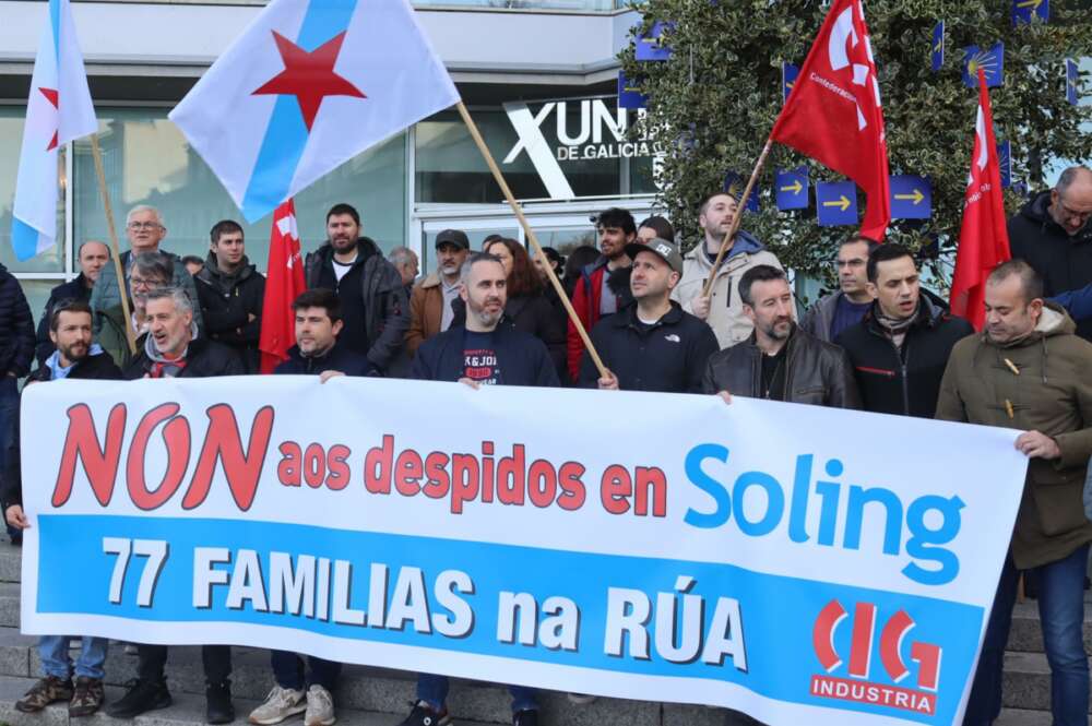 Concentración de trabajadores de la auxiliar del naval Soling Instalaciones, ante la delegación de la Xunta en Vigo / Europa Press