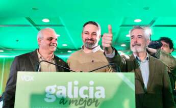 El candidato de VOX en A Coruña, Manuel Fuentes, el líder de VOX, Santiago Abascal, y el candidato a la Presidencia de la Xunta de Galicia y cabeza de lista de VOX por Pontevedra, Álvaro Díaz-Mella, durante un acto de campaña de VOX - Agostime - Europa Press