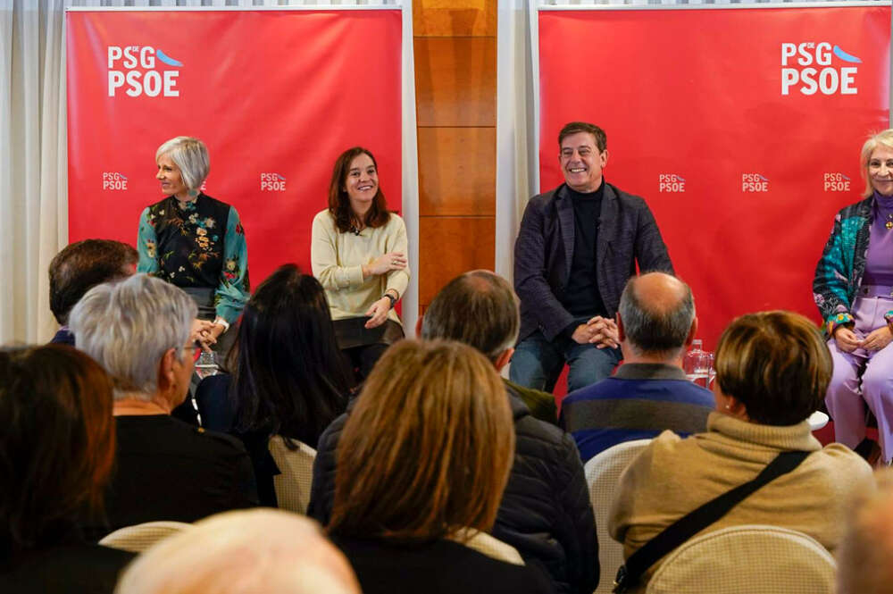 El candidato del PSdeG a la Presidencia de la Xunta, José Ramón Gómez Besteiro, y la alcaldesa de A Coruña, Inés Rey, se reúnen con colectivos sociales