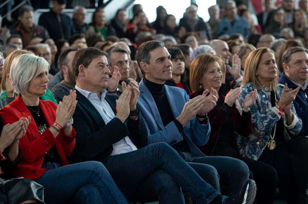 El candidato del PSdeG para la Presidencia de la Xunta, José Ramón Gómez Besteiro (3i), y el secretario general del PSOE y presidente del Gobierno, Pedro Sánchez (c), durante un mitin de campaña, a 10 de febrero de 2024, en Vigo, Pontevedra, Galicia