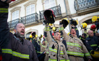 Decenas de bomberos de los parques comarcales de Galicia durante la protesta por una mejora de las condiciones laborales, frente a la Diputación de Lugo.