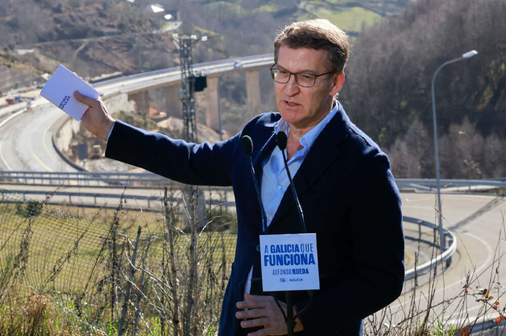 El presidente del PP Alberto Núñez Feijóo, realiza declaraciones a los medios en su primer acto de campaña de las elecciones gallegas, esta mañana en Pedrafita do Cebreiro (Lugo)