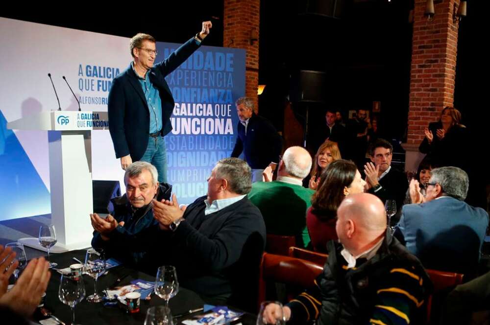 El presidente del Partido Popular, Alberto Núñez Feijóo, durante una comida de campaña del Partido Popular, en el restaurante Litmar, a 10 de febrero de 2024, en Sarria, Lugo, Galicia (España)