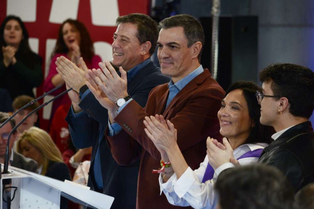 Mitin en Ourense del secretario general del PSOE y presidente del Gobierno, Pedro Sánchez, y el candidato socialista a la Xunta, José Ramón Gómez Besteiro / Rosa Veiga