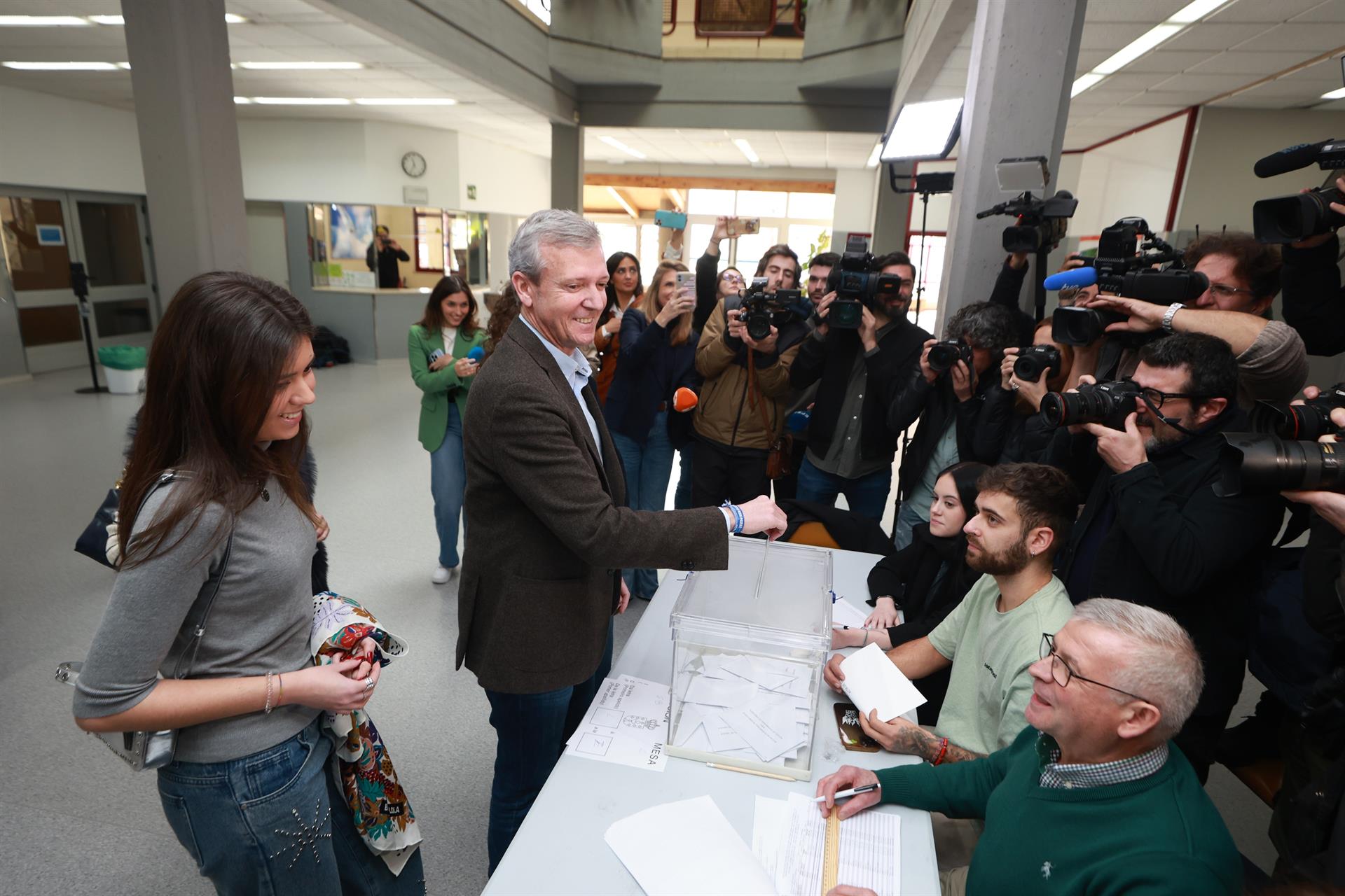 Alfonso Rueda vota en un colegio electoral de Pontevedra