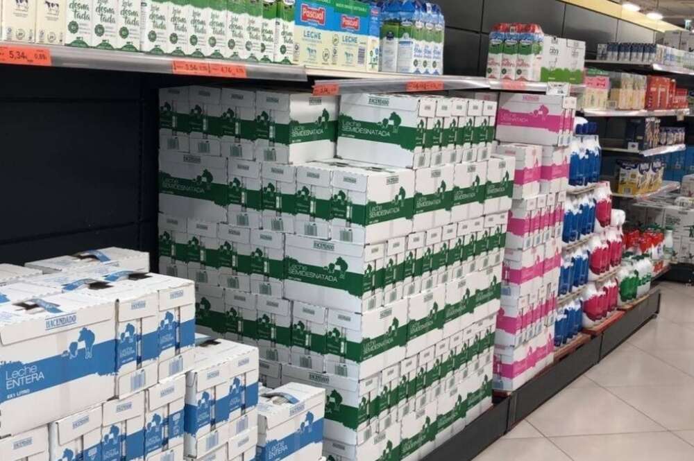 Leche Hacendado en los lineales de un supermercado de Mercadona