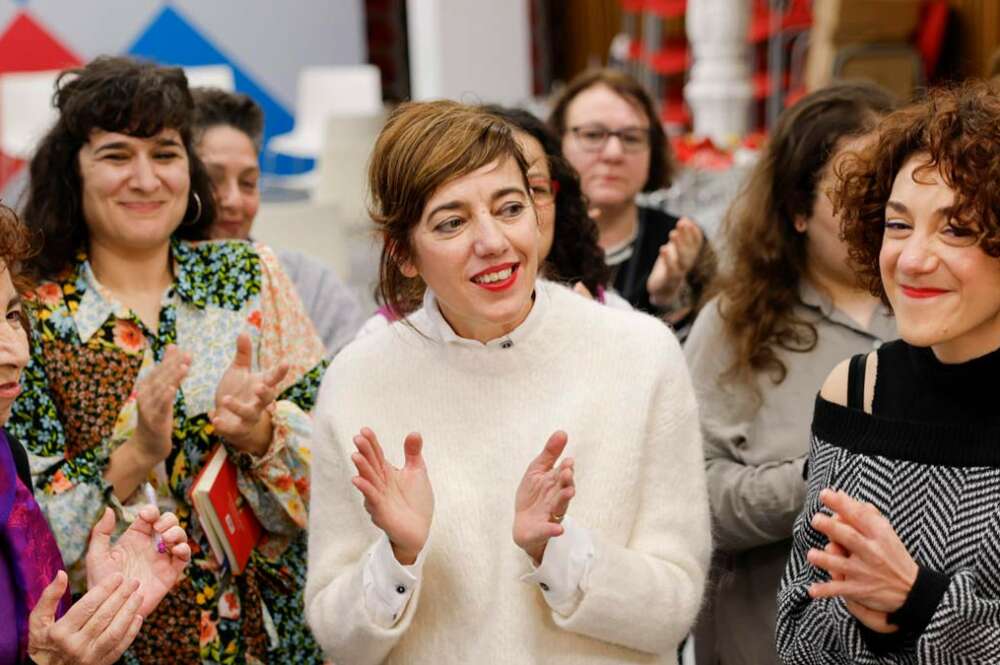 La candidata de Sumar Galicia, Marta Lois (c), participa en el acto 'Galicia, territorio das mulleres' con la portavoz adjunta en el Congreso, Aina Vidal (d), dentro de la campaña de cara a las elecciones autonómicas del día 18, esta mañana en Santiago de Compostela