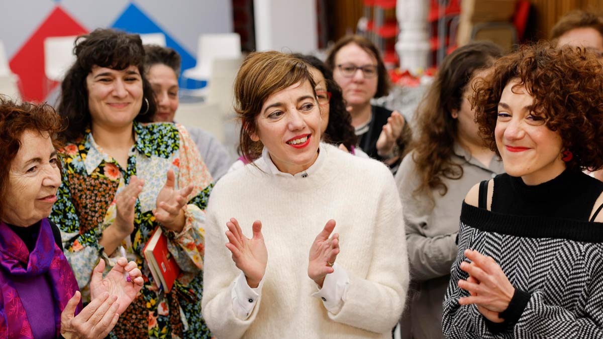 La candidata de Sumar Galicia, Marta Lois (c), participa en el acto 'Galicia, territorio das mulleres' con la portavoz adjunta en el Congreso, Aina Vidal (d), dentro de la campaña de cara a las elecciones autonómicas del día 18, esta mañana en Santiago de Compostela