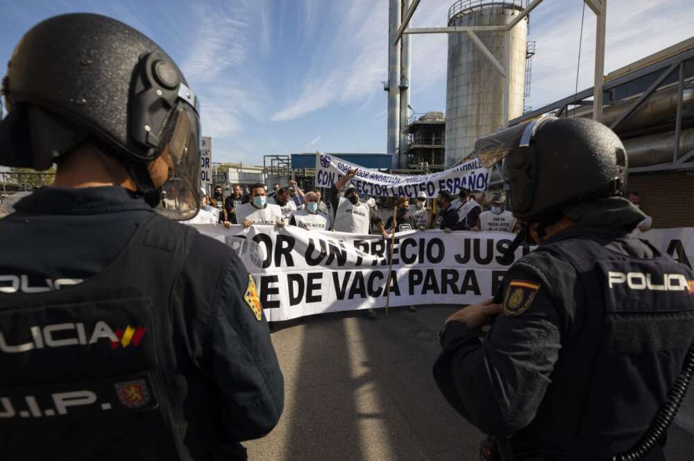 Protesta de los ganaderos frente a una fábrica de Lactalis por los bajos precios que perciben por la leche / EP/Álex Cámara