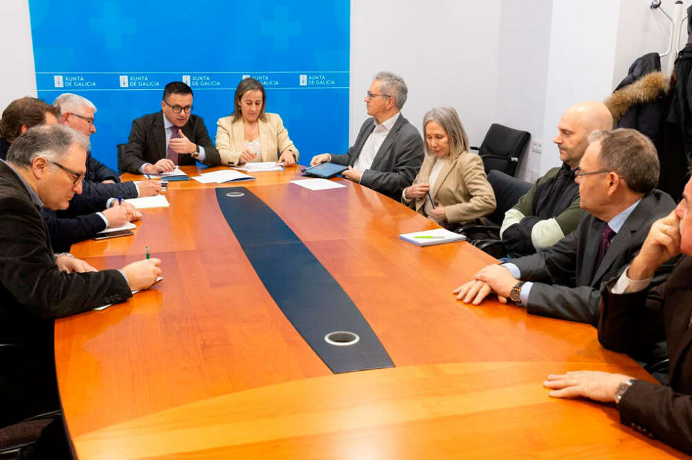 Los conselleiros de Medio Rural y Mobilidade, José González y Ethel Vázquez, mantienen un encuentro con representantes del sector primario y de los transportistas gallegos
