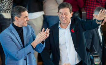 El secretario general del PSOE y presidente del Gobierno Pedro Sánchez (i) ha arropado al candidato a la Presidencia de la Xunta de Galicia Jose Ramón López Besteiro (d) este sábado en Vigo.