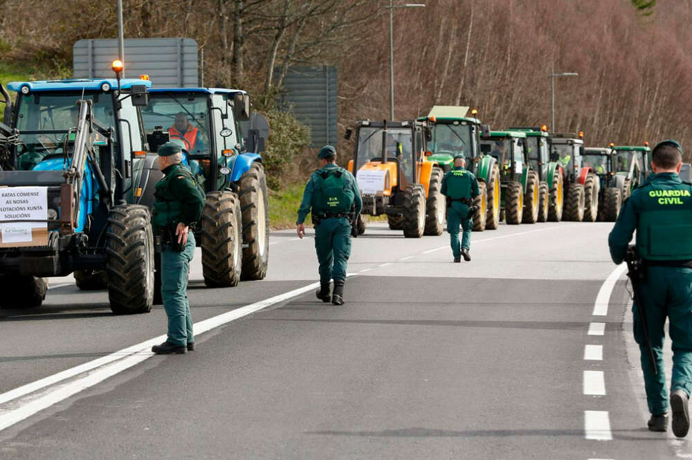 Más de un centenar de agricultores y ganaderos colapsan la N-VI en su entrada a Galicia y provocan el corte de la N-VI en dirección a Madrid. En torno a 35 tractores han circulado entre las rotondas de entrada y salida