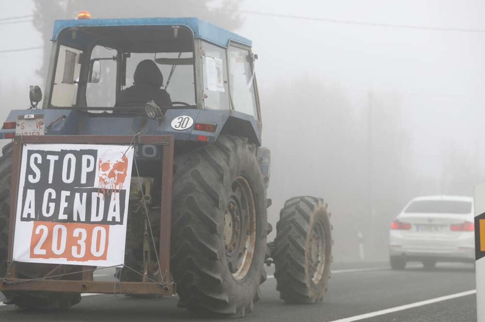 Agricultores circulan por la carretera N-547 dirección Lugo este martes.