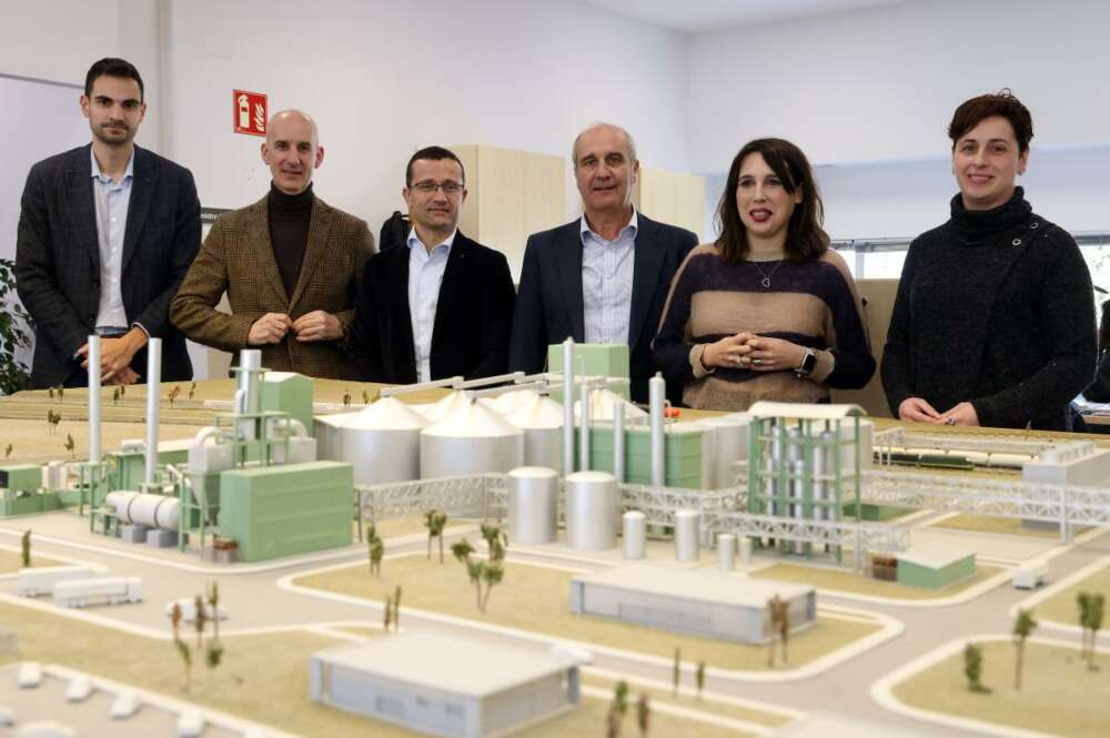 La conselleira de Economía, María Jesús Lorenzana, con los directivos de Vertex Bioenergy / Xunta