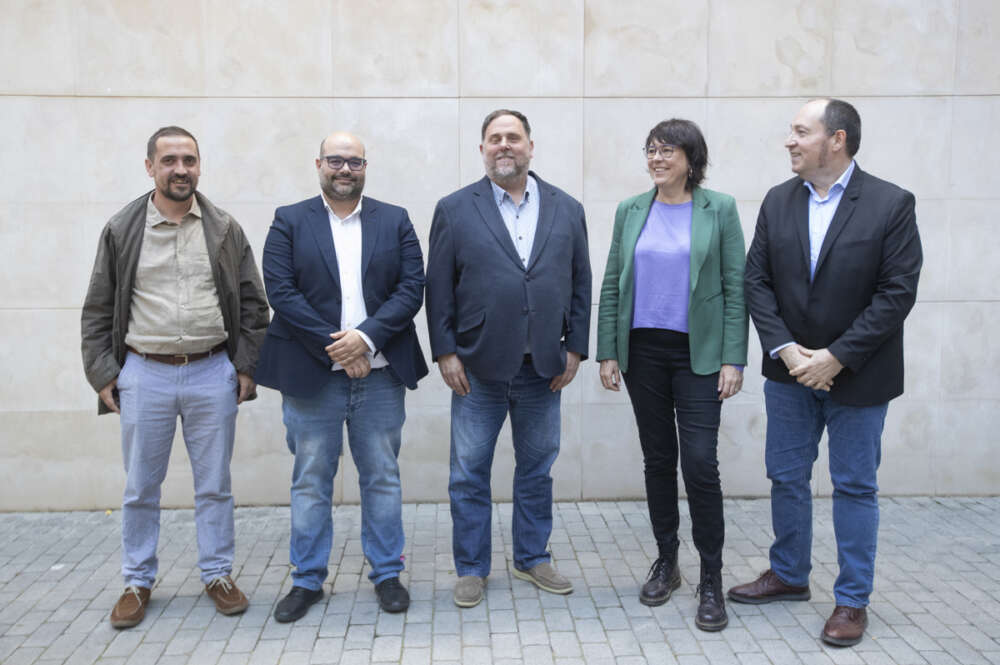 El presidente de ERC, Oriol Junqueras (c); el candidato al Europarlamento de EH Bildu y miembro de la dirección política del partido, Pernando Barrena (d); el responsable de Relaciones Internacionales de la Ejecutiva Nacional del BNG, Rubén Cela (2i); el coordinador de Ara Més, Mateu Mates (i), y la candidata de ERC al Europarlamento, Diana Riba (2d), antes de la firma del acuerdo por el que ERC, EH Bildu y BNG han reeditado la coalición con la que ya concurrieron a las elecciones europeas de 2019, una alianza que ahora es "más potente y ambiciosa" al sumar a Ara Més y que se propone ser la voz de "las naciones sin estado" en Europa. EFE/Marta Pérez