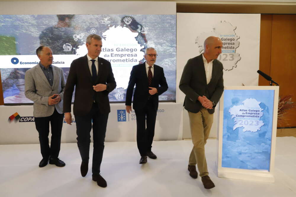 Alfonso Rueda junto a los responsables de Economía Digital y del Atlas Gallego de la Empresa Comprometida que intervinieron a continuación / Xurxo Lobato