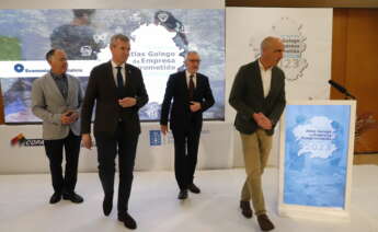 Alfonso Rueda junto a los responsables de Economía Digital y del Atlas Gallego de la Empresa Comprometida que intervinieron a continuación / Xurxo Lobato