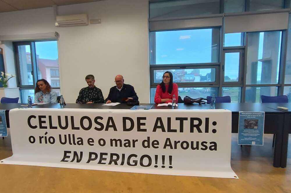 La portavoz de la Plataforma Ulloa Viva, Marta Gontá, durante su participación en una mesa redonda en Rianxo sobre el proyecto de Altri en Palas de Rei