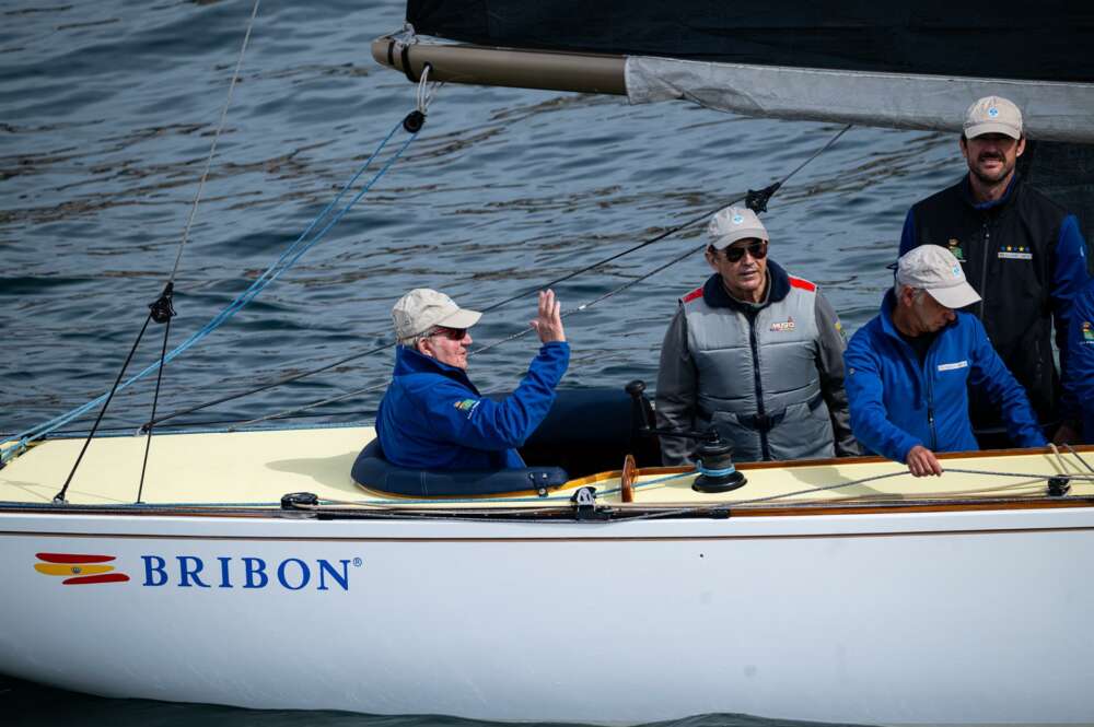 Juan Carlos I navega a bordo del 'Bribón' en la Ría de Pontevedra. Elena Fernández / Europa Press