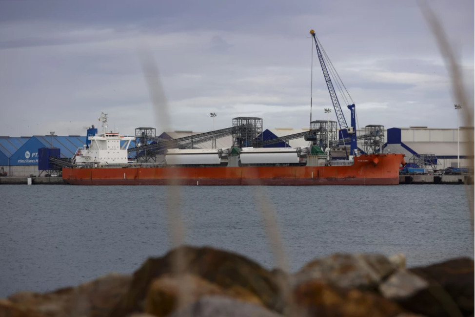 Vista del carguero Pyxis Ocean, que navega con propulsión eólica, atracado en el puerto exterior de Punta Langosteira | EFE