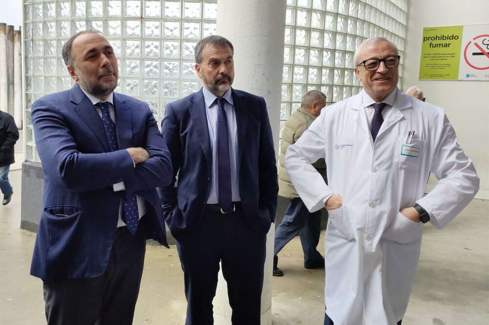 El conselleiro de Sanidade, Julio García Comesaña (i); el director xeral de Asistencia Sanitaria, Jorge Aboal (c); y el gerente del Chuvi, Javier Puente (d), a la entrada del hospital Meixoeiro de Vigo / Europa Press