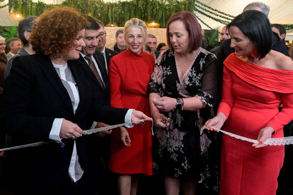 La subdelegada en la provincia de A Coruña, María Rivas (1i); el delegado del Gobierno en Galicia, Pedro Blanco (2i), y la vicepresidenta segunda del Gobierno, Yolanda Díaz (c), durante la inauguración de la XXXII Mostra do Encaixe de Camariñas