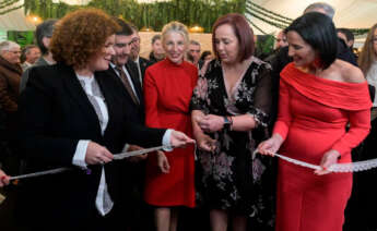 La subdelegada en la provincia de A Coruña, María Rivas (1i); el delegado del Gobierno en Galicia, Pedro Blanco (2i), y la vicepresidenta segunda del Gobierno, Yolanda Díaz (c), durante la inauguración de la XXXII Mostra do Encaixe de Camariñas