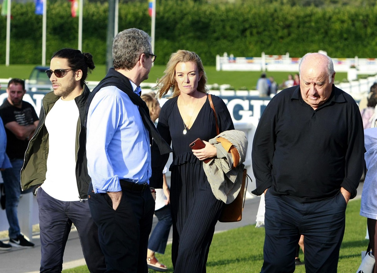 Pablo Isla, al lado de miembros de la familia Ortega