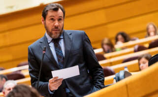 El ministro de Transportes y Movilidad Sostenible, Óscar Puente, interviene durante una sesión plenaria en el Senado