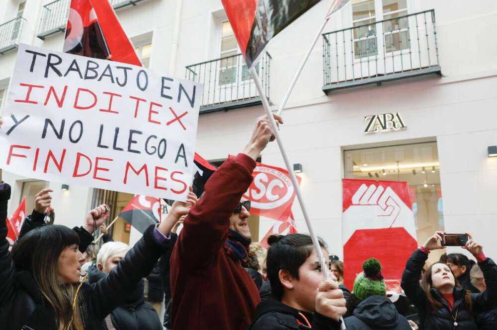Protesta de trabajadoras de Inditex frente a una tienda de Zara / EFE