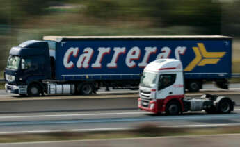 Dos camiones circulan por una autopista