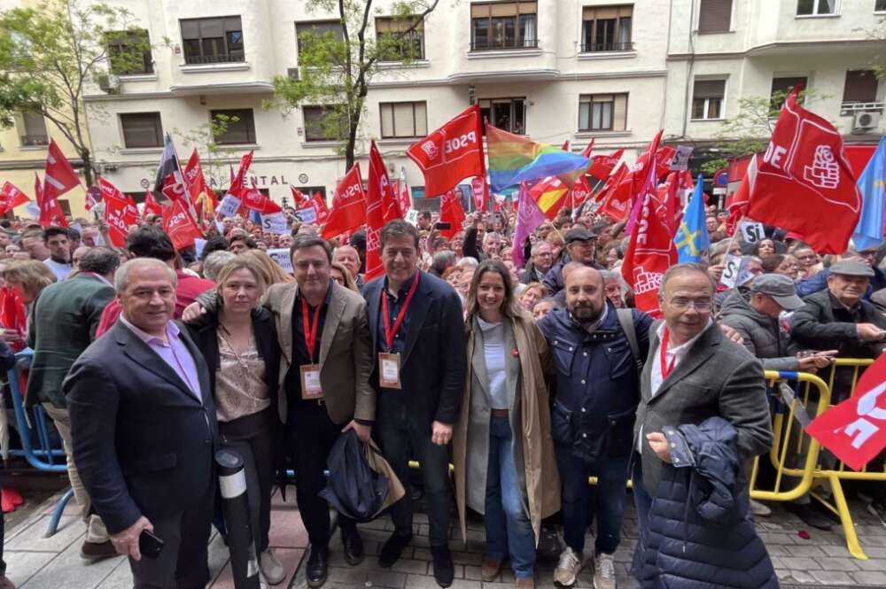 Valentín González Formoso y José Ramón Gómez Besteiro han liderado la delegación del PSdeG en la concentración en Ferraz en apoyo de Pedro Sánchez