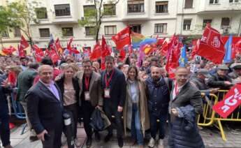 Valentín González Formoso y José Ramón Gómez Besteiro han liderado la delegación del PSdeG en la concentración en Ferraz en apoyo de Pedro Sánchez