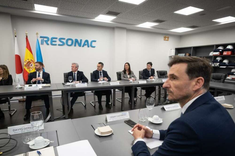 César Castiñeira, en primer plano, durante la visita de Alfonso Rueda a las instalaciones de Resonac en A Coruña / Xunta