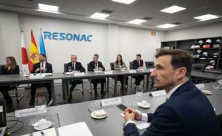 César Castiñeira, en primer plano, durante la visita de Alfonso Rueda a las instalaciones de Resonac en A Coruña / Xunta