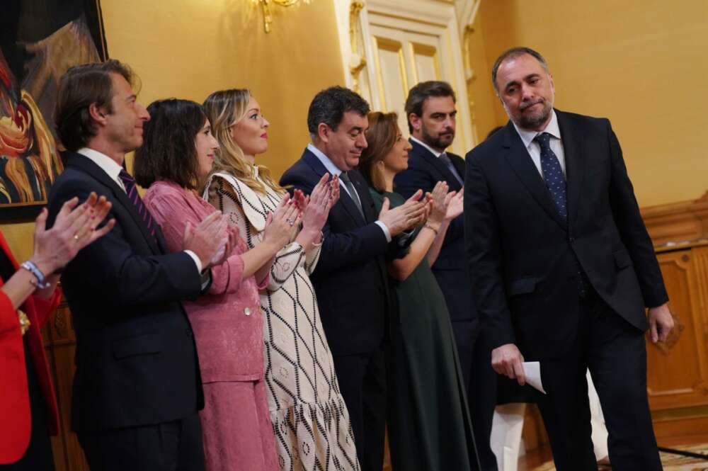 Los integrantes del Gobierno gallego aplauden al conselleiro de Sanidade saliente, Julio García Comesaña. Álvaro Ballesteros / Europa Press