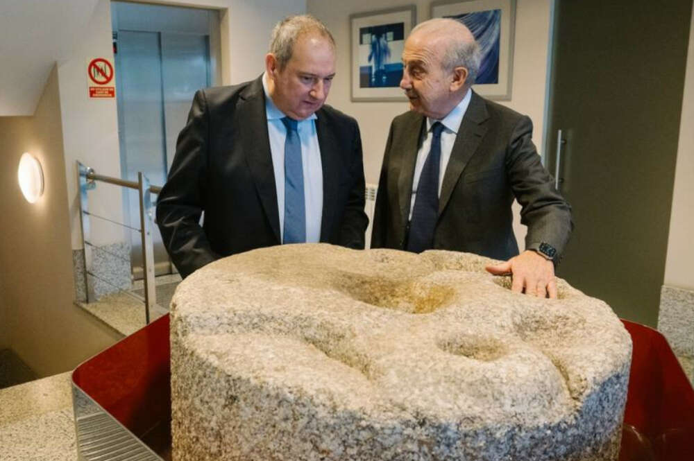 Enrique Freire en la planta de Megasa en Narón durante una visita del ministro de Industria, Jordi Hereu