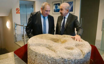 Enrique Freire en la planta de Megasa en Narón durante una visita del ministro de Industria, Jordi Hereu