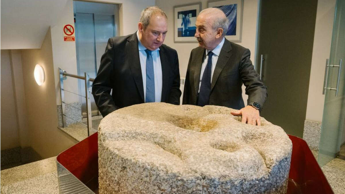 Enrique Freire en la planta de Megasa en Narón durante una visita del ministro de Industria, Jordi Hereu