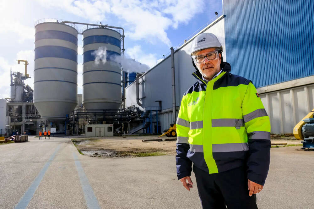 José Soares, CEO de Altri, junto a la fábrica de Celbi / Altri