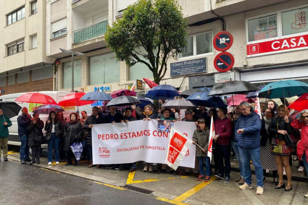 Imagen de la concentración de militantes del PSdeG en Santiago de Compostela para defender la continuidad de Pedro Sánchez como presidente del Gobierno / Europa Press