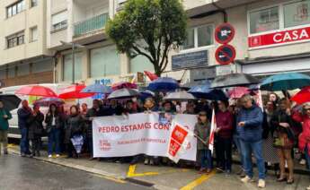 Imagen de la concentración de militantes del PSdeG en Santiago de Compostela para defender la continuidad de Pedro Sánchez como presidente del Gobierno / Europa Press