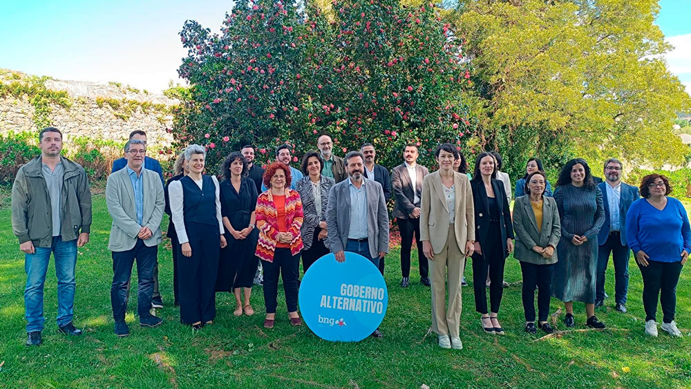 La portavoz nacional del BNG, Ana Pontón, junto a los integrantes del grupo parlamentario