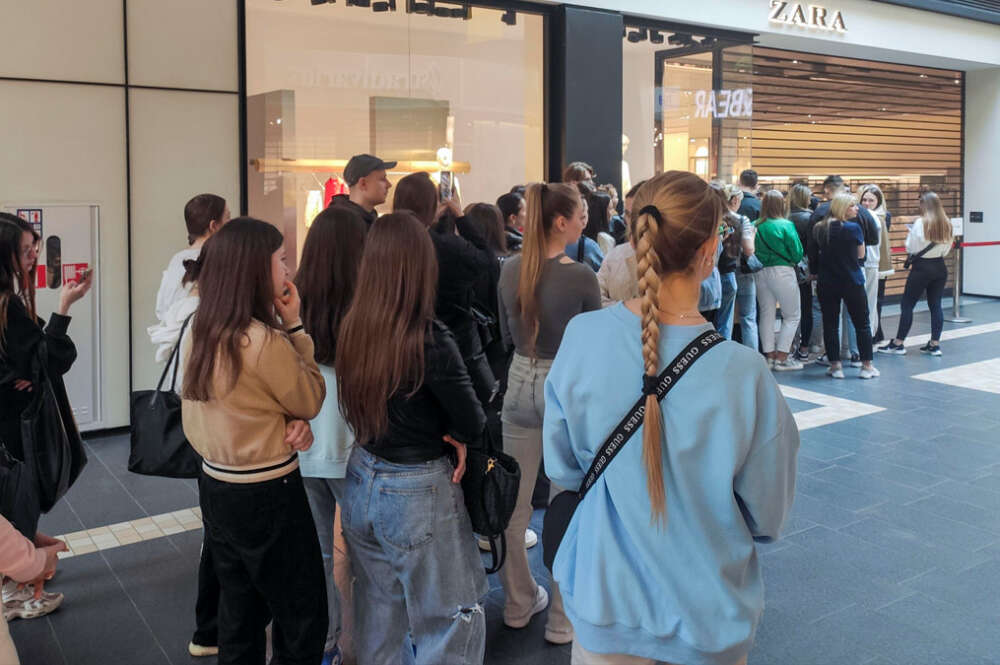 Decenas de personas esperan a la reapertura de una tienda de Zara, del grupo Inditex, en Leópolis, Ucrania, este jueves