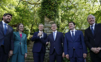 El líder del PP, Alberto Núñez Feijoo (c), el presidente de Murcia, Fernando López Miras (i), el de Aragón, Jorge Azcón (d), el de Castilla y León, Alfonso Fernández Mañueco (2d), y la secretaria general del PP, Cuca Gamarra (2i), posan junto a Alfonso Rueda (3i) después de la toma de posesión de éste como presidente de la Xunta de Galicia. EFE/ Lavandeira Jr