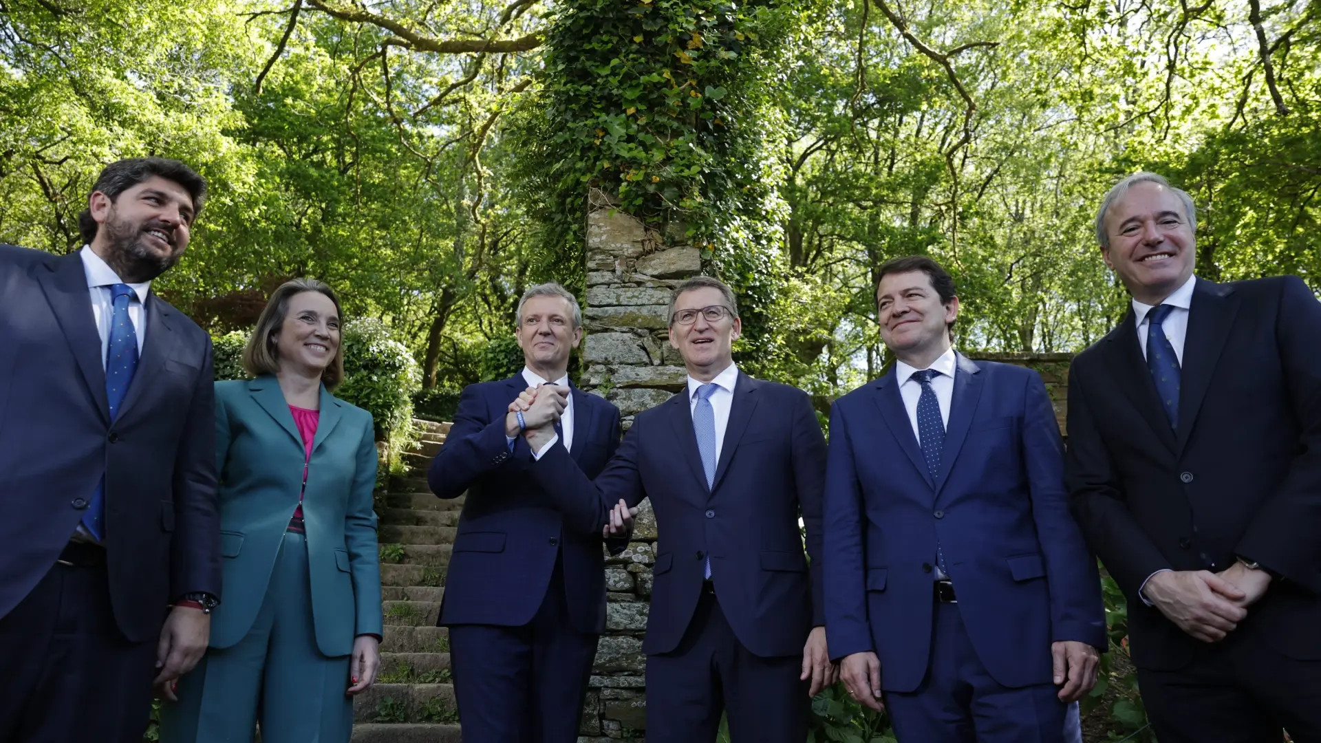 El líder del PP, Alberto Núñez Feijoo (c), el presidente de Murcia, Fernando López Miras (i), el de Aragón, Jorge Azcón (d), el de Castilla y León, Alfonso Fernández Mañueco (2d), y la secretaria general del PP, Cuca Gamarra (2i), posan junto a Alfonso Rueda (3i) después de la toma de posesión de éste como presidente de la Xunta de Galicia. EFE/ Lavandeira Jr