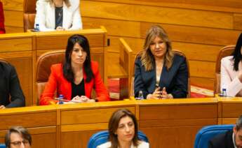 María Martínez Allegue, con chaqueta roja, en el Parlamento de Galicia / Cuenta de X de María Martínez Allegue